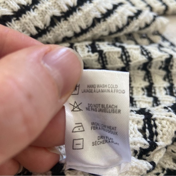 Saltwater Luxe Striped Crew Neck Cropped Sweater with Keyhole Back Large - Picture 9 of 11